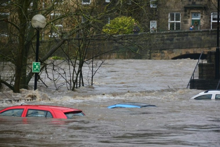 Washington Declares Emergency as Flash Floods Strand Family, Swamp Houston Street