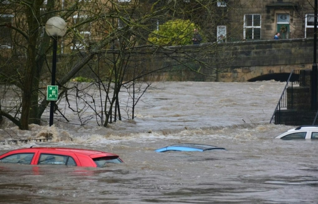 Washington Declares Emergency as Flash Floods Strand Family, Swamp Houston Street