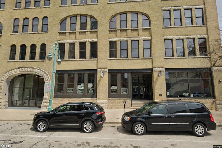 Wisconsin's First bb.q Chicken Fries Up in Third Ward's Old Char'd Space