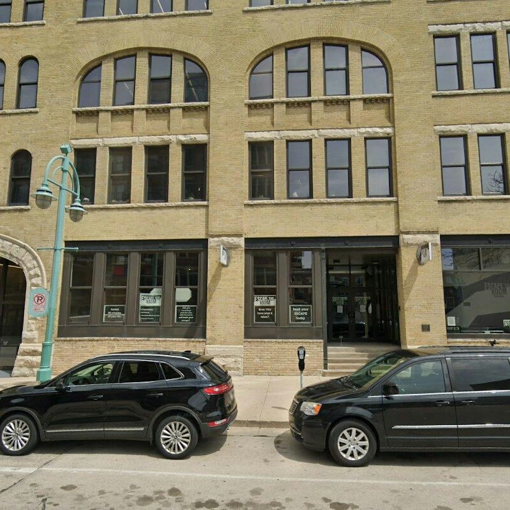 Wisconsin's First bb.q Chicken Fries Up in Third Ward's Old Char'd Space