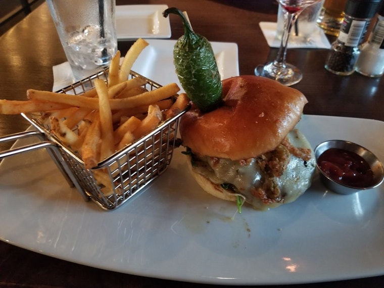Troy's brings American cuisine, cocktails and live music to Arlington