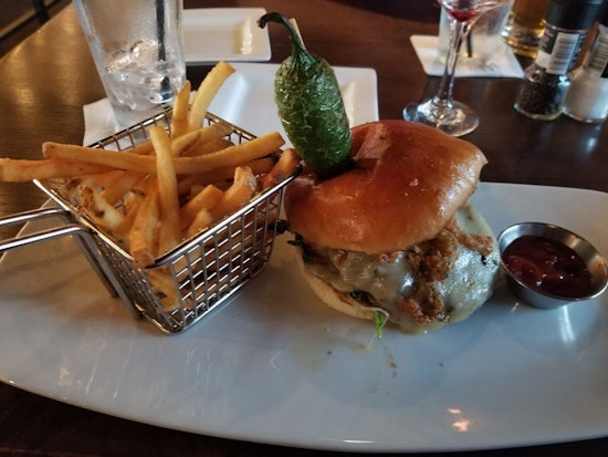 Troy's brings American cuisine, cocktails and live music to Arlington