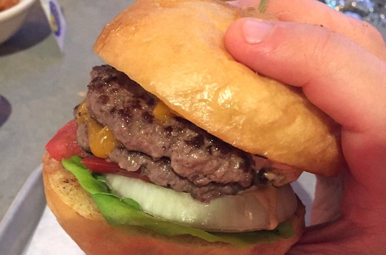 Charlie's on the Avenue opens in Del Ray with food, drinks and TVs tuned to sports