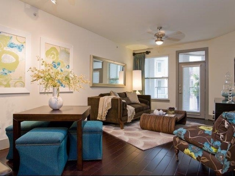 What will $1,300 rent you in Oak Lawn, right now?