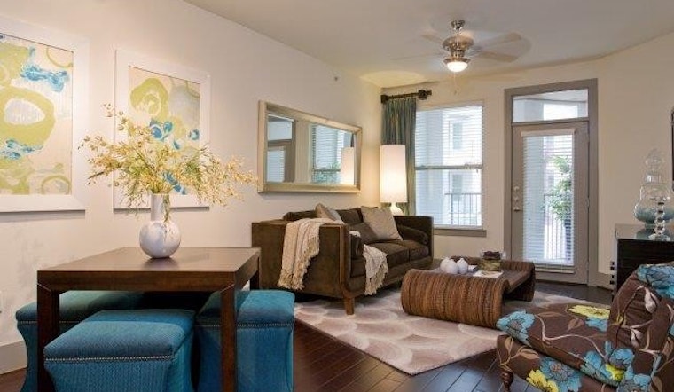 What will $1,300 rent you in Oak Lawn, right now?