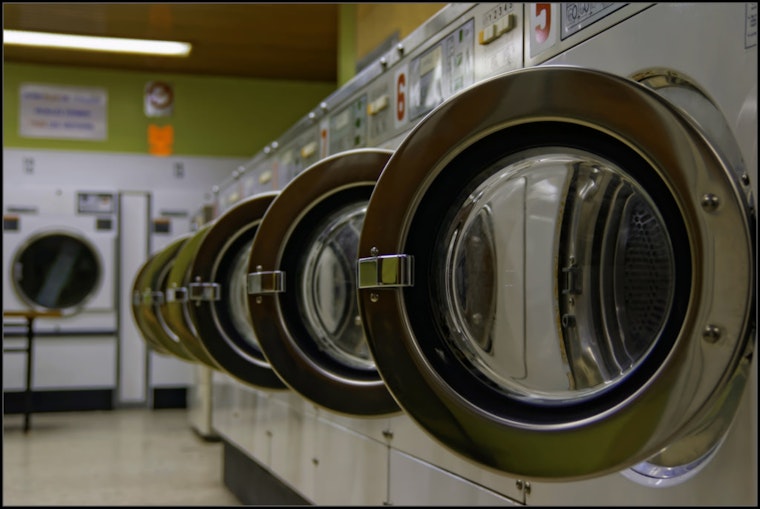 Business trends in NYC: Real estate agents expand ranks; laundry services ebb