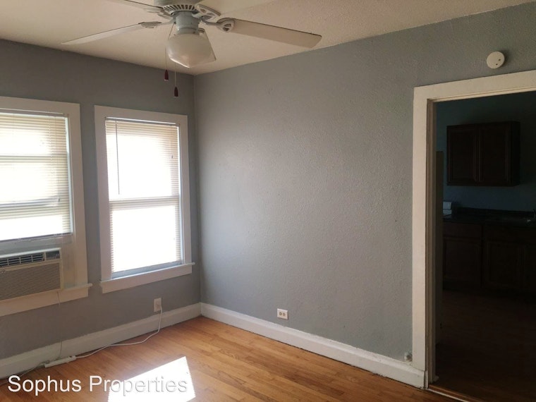What will $900 rent you in Mahncke Park, right now?