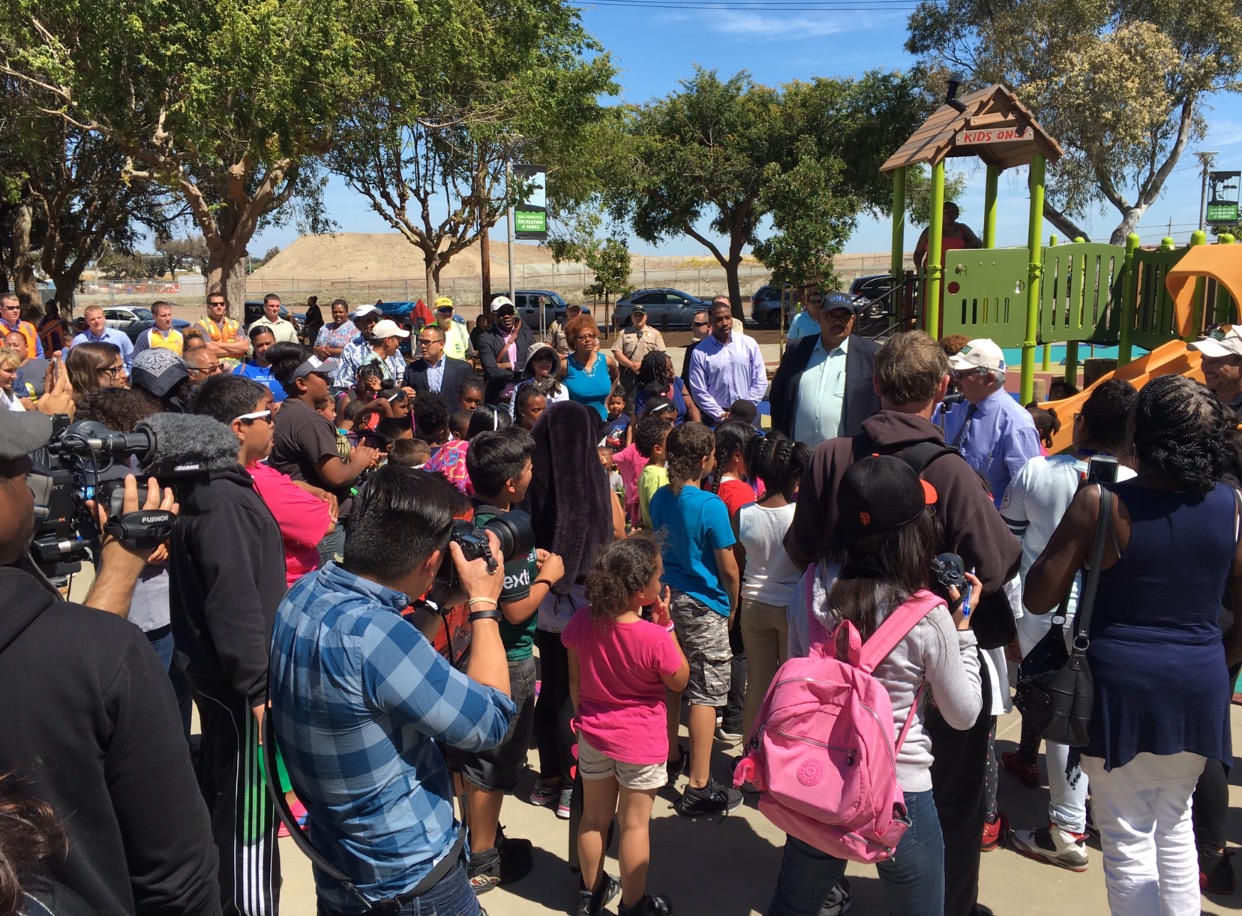 SFGiants on X: Earlier today, @giantscommunity revealed the newly  renovated Gilman Playground Field in San Francisco's Bayview—Hunters Point  community. Partnering on the project: @goodtidingsSF, @RecParkSF &  @bcraw35 🧡  / X