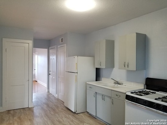 Renting in Mahncke Park: What will $900 get you?