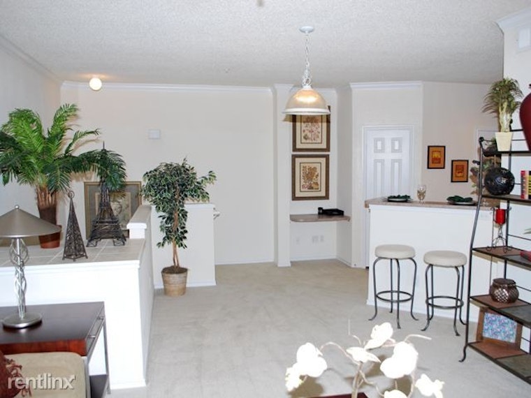 What will $900 rent you in Valley Ranch, right now?