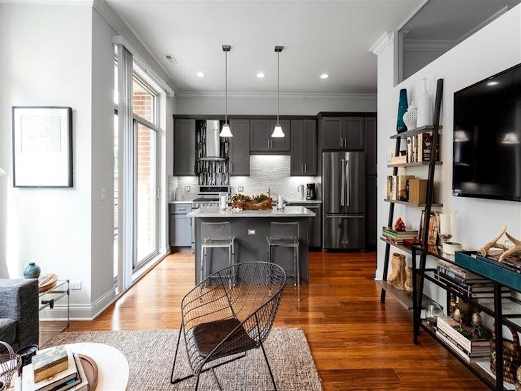 Renting in Chicago: What will $2,400 get you?