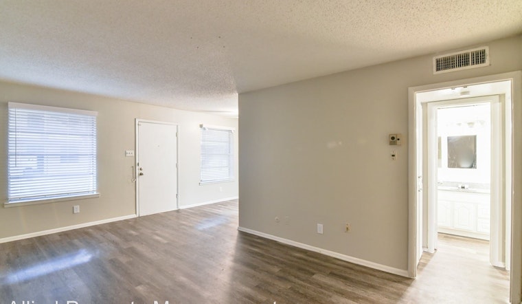 What does $800 rent you in Ridglea North, today?