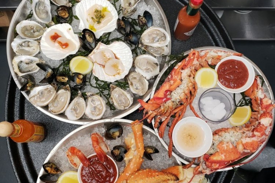 New seafood spot Clutch Bar and Restaurant debuts in River North