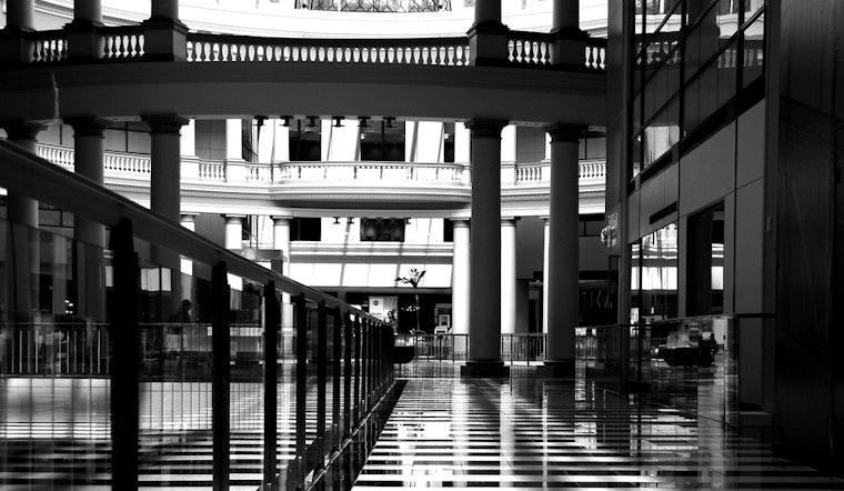 Man attacked, robbed by group of 7 teens at Westfield Mall