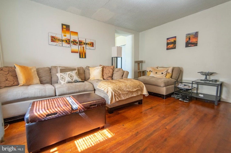 What will $900 rent you in East Falls, today?