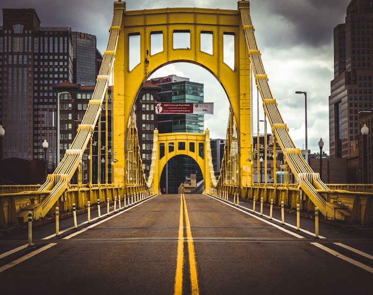 Top Pittsburgh news: Synagogue calls for art to cover fencing; free lawn-cutting for veterans; more