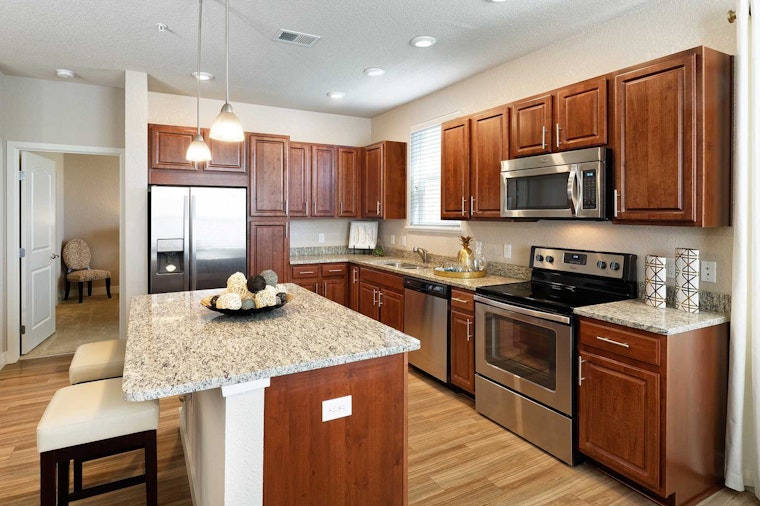 What will $900 rent you in Shoal Creek, right now?