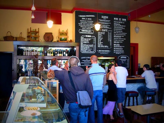 Cafe du Soleil: Now with Live Music?