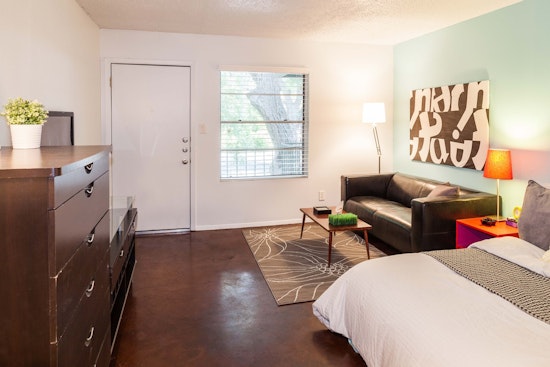 What will $900 rent you in Hyde Park, this month?