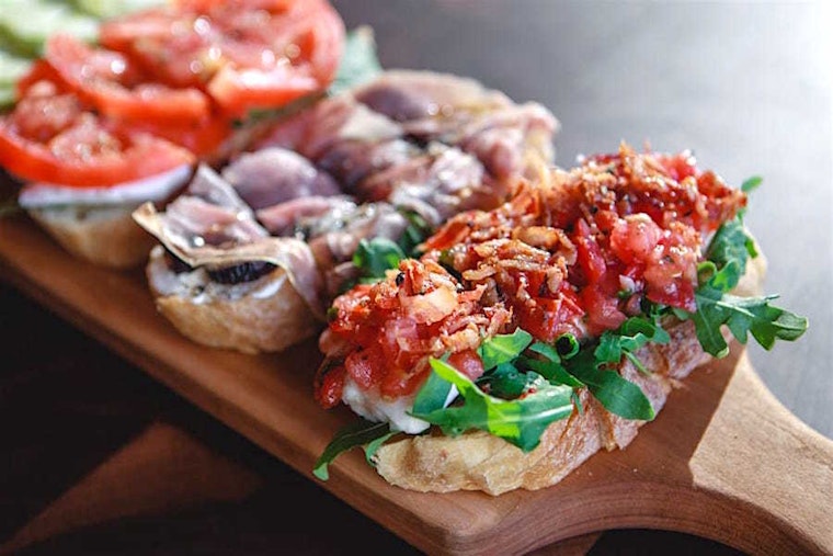 Check out the 5 most popular spots in Phoenix's Camelback East neighborhood