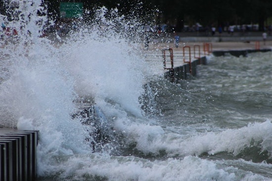 Top Chicago news: High waves close lakefront trail; Walgreens shoplifter fatally shot; more