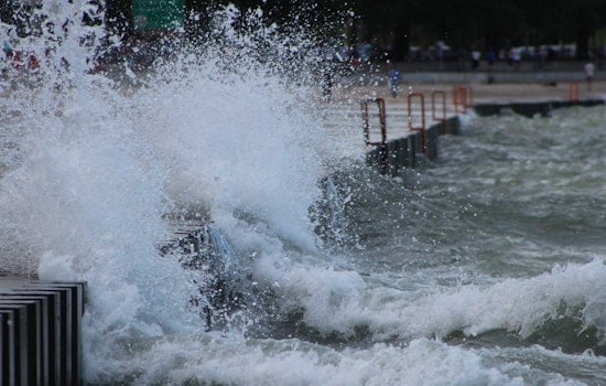 Top Chicago news: High waves close lakefront trail; Walgreens shoplifter fatally shot; more
