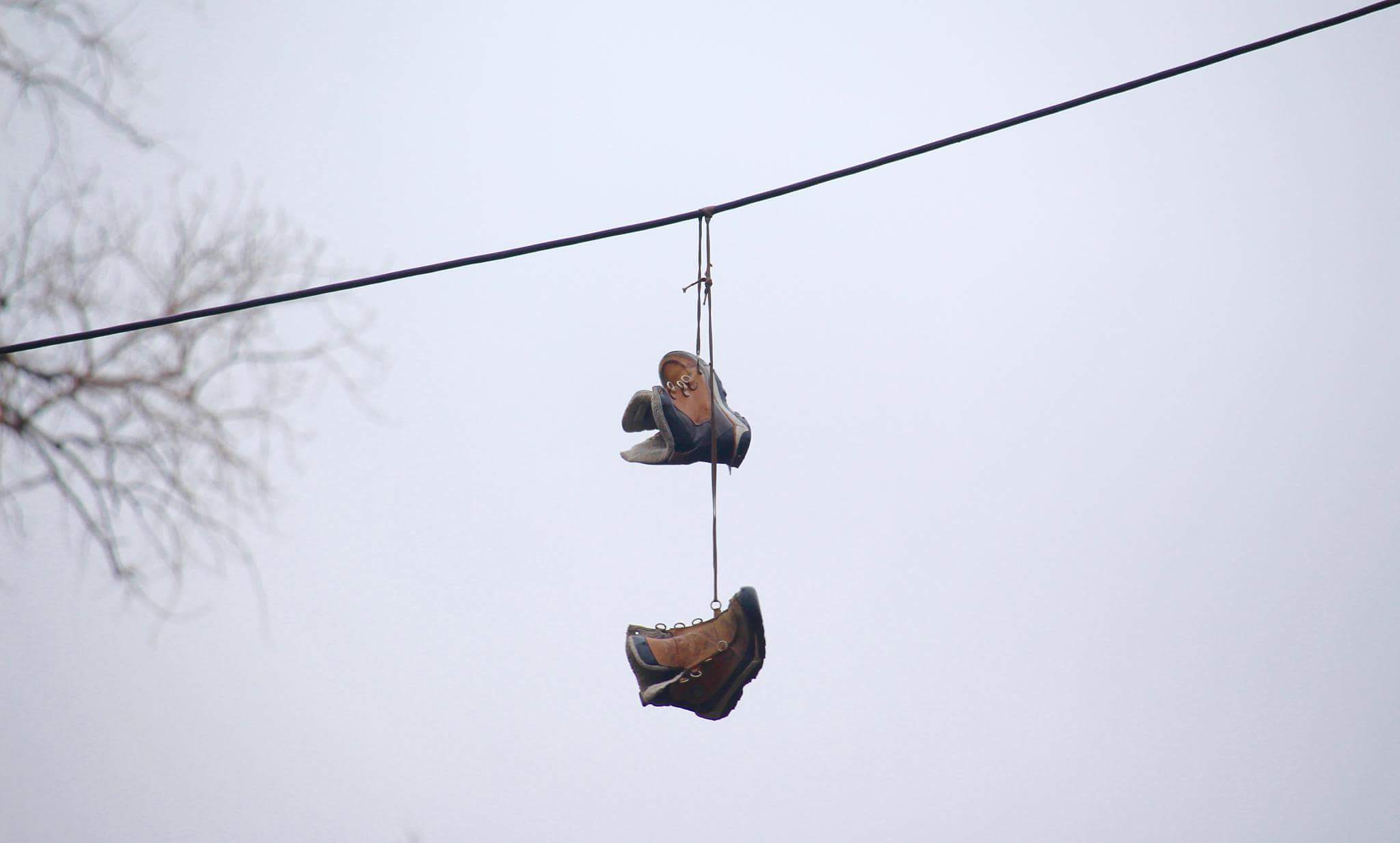 Shoes suspended to power lines Stock Photo - Alamy