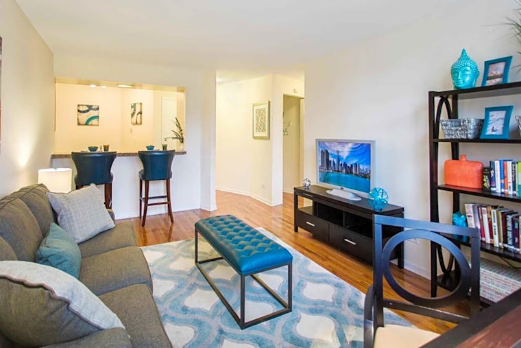 What will $1,600 rent you in Rogers Park, this month?