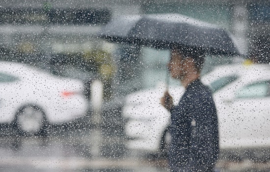 Light rainfall to stick around in Nashville