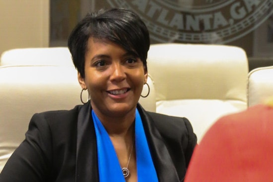 Top Atlanta news: Mayor calls for less focus on scandal; robbery prompts eatery to go cashless; more