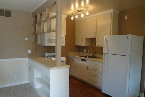 What will $1,400 rent you in Midtown - Winn Park Capital Avenue, right now?