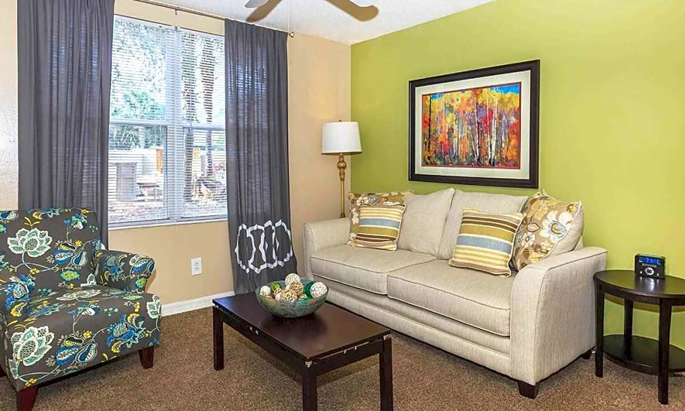 What apartments will 900 rent you in Highlands, this month?