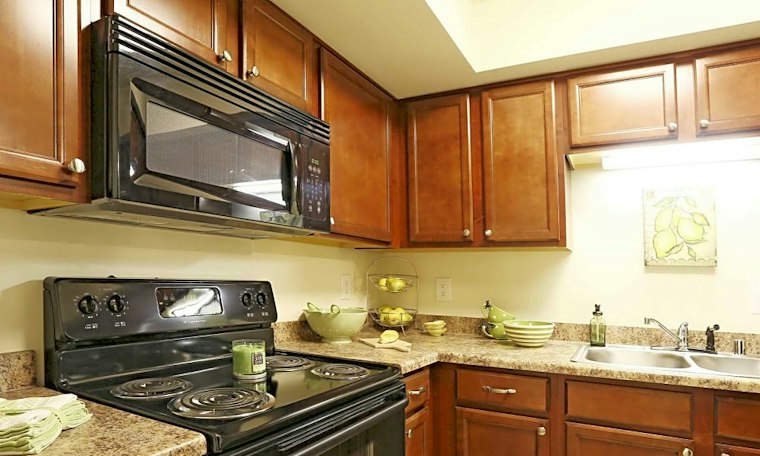 What apartments will $900 rent you in Reservorir, right now?