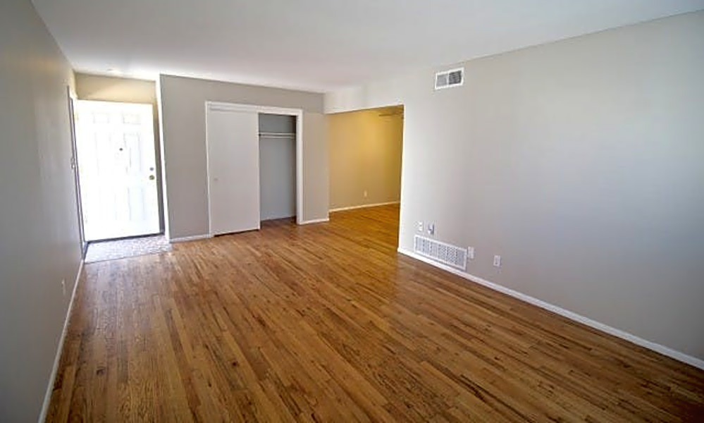 What apartments will 800 rent you in North Hyde Park, today?