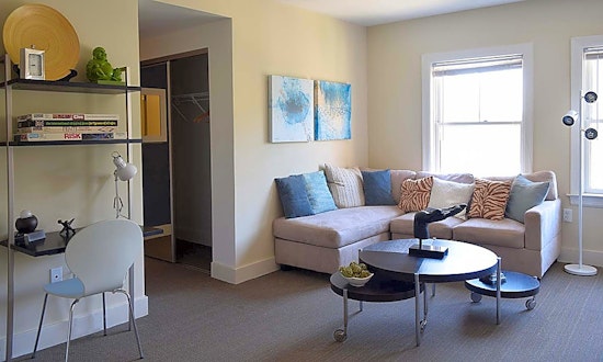 What apartments will $900 rent you in Hanover Place, this month?