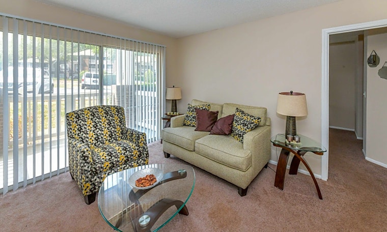 What apartments will $900 rent you in Farm Pond, today?