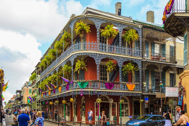 Escape to New Orleans: Your low fare flight forecast from LA to NOLA