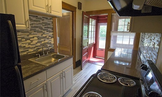 What apartments will $900 rent you in Edgewater, this month?