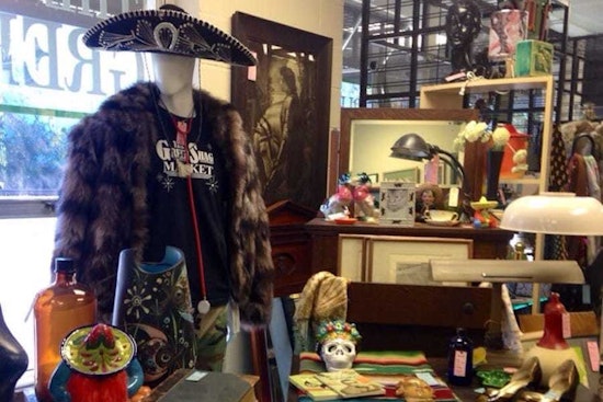 Top antique outlets in St. Louis