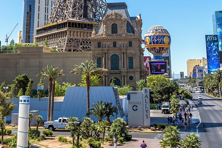 Top Las Vegas news: Casino workers urge smoke-free facilities; Raiders stadium set for July finish