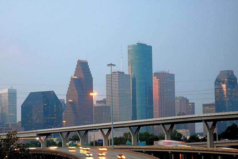 Top Houston news: Security guard shot at apartment complex; search for fugitive continues; more