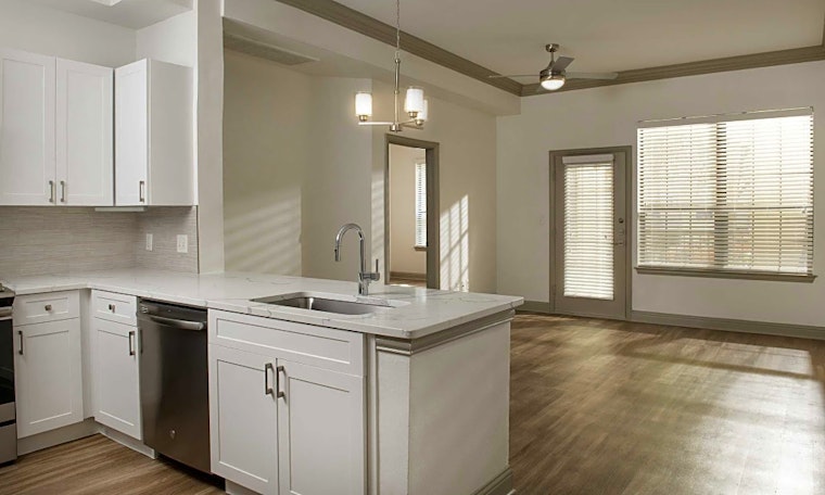What apartments will $1,800 rent you in Oak Lawn, this month?