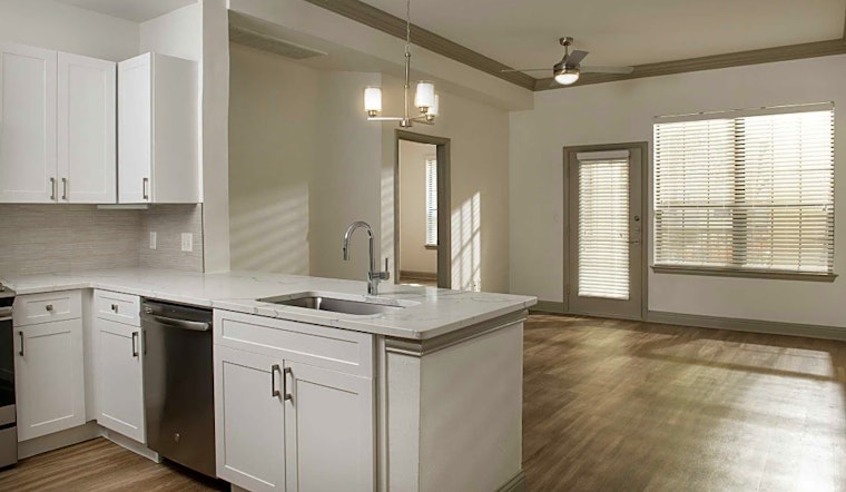 What apartments will $1,800 rent you in Oak Lawn, this month?