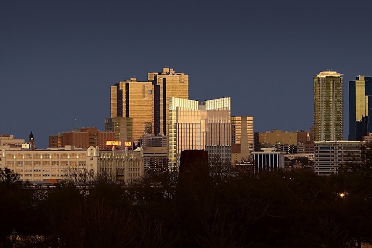 Top Fort Worth news: Teen curfew renewed for 3 years; rollover crash traps driver; more
