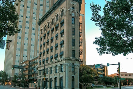 Top Fort Worth news: Gov. backs baby as docs try to take her off life support; Popeyes robbed; more