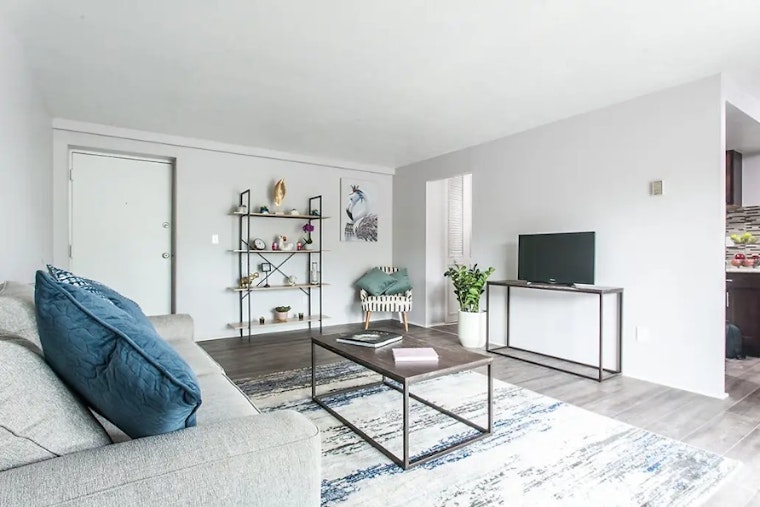 What apartments will $900 rent you in North Collinwood, today?