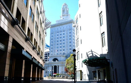Top Oakland news: Gun put to head of man during daylight robbery; tenants on strike; more
