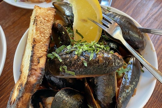 New bar Modo Mio Taverna now open in Queen Village