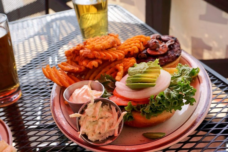 Check out the 4 top spots in Chicago's Edgewater Beach neighborhood