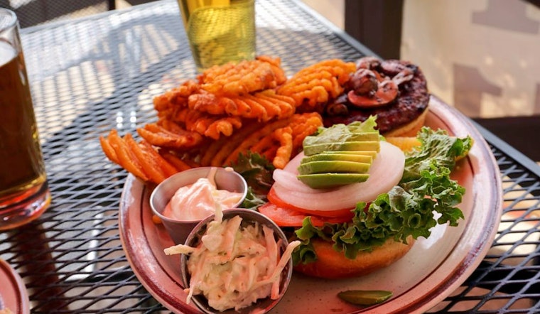 Check out the 4 top spots in Chicago's Edgewater Beach neighborhood